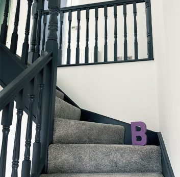 Spraying a Traditional Staircase in Graphite Grey for a Super Smooth Finish